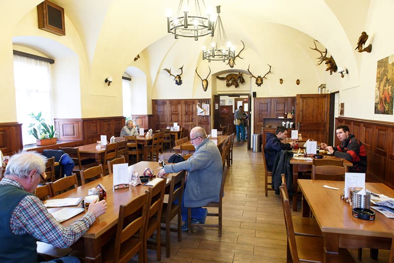 Křížové klenby, lovecké trofeje a kovaný lustr